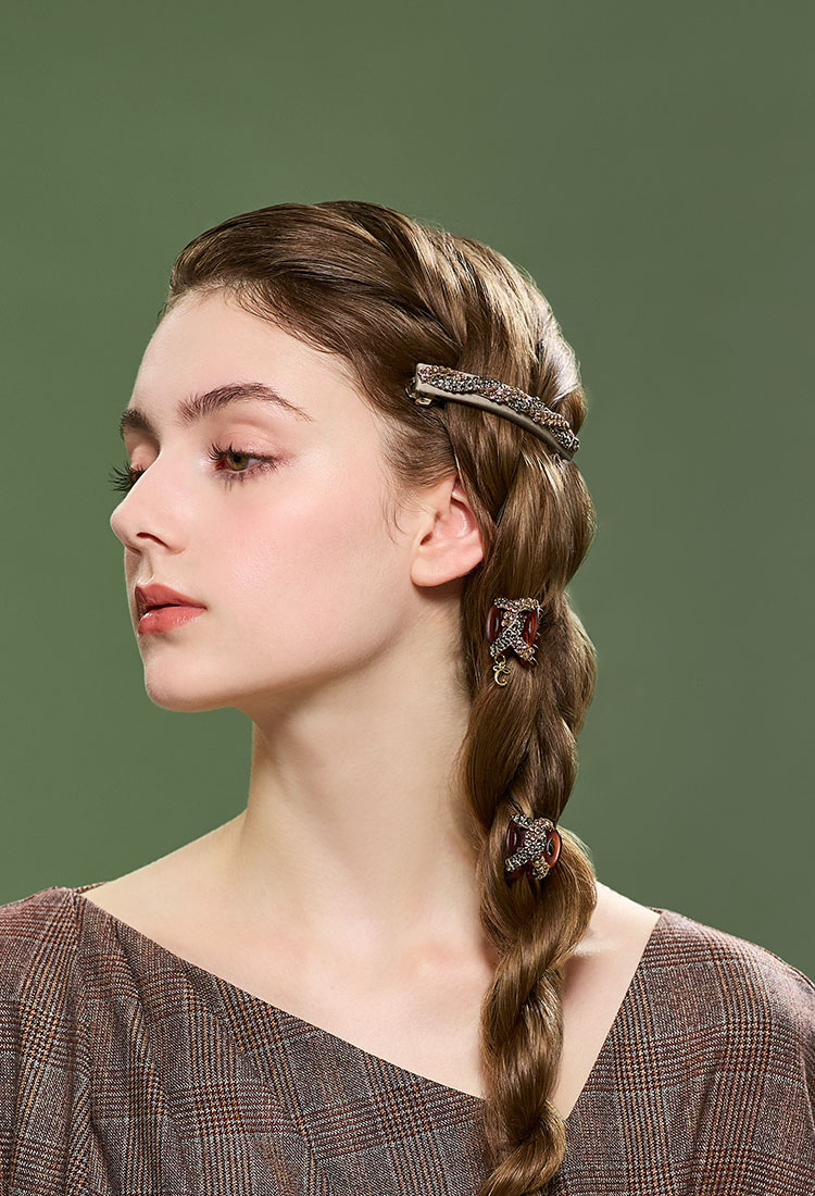 【9/30迄出品】保証書付 コンプレックスビズ　中クリップ＆ヘアピン　ネイビー青 販路限定】スーパー石付クリップ 2個セット(ブラック) | ベース